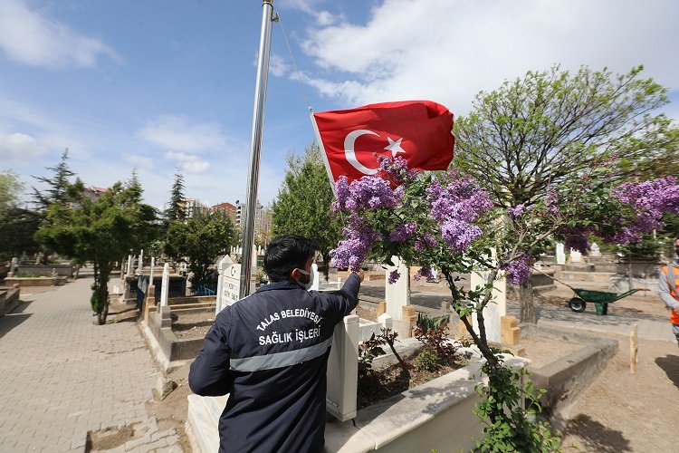 Kayseri Talas mezarlıklarında bayram temizliği