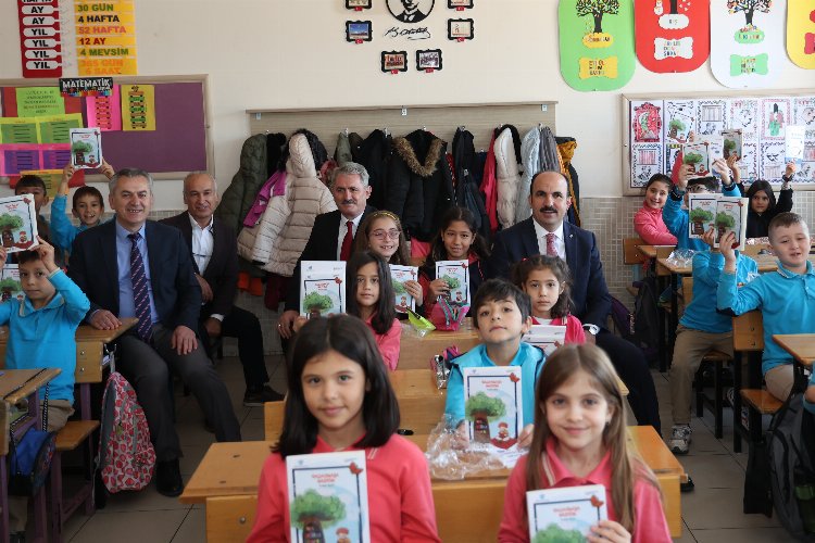 Konya’da Başkan Altay’dan 3. sınıf öğrencilerine hikaye kitabı