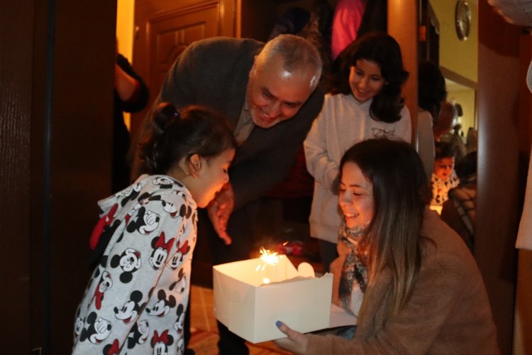 Kahramanmaraşlı depremzede minik Elif’e doğum günü sürprizi