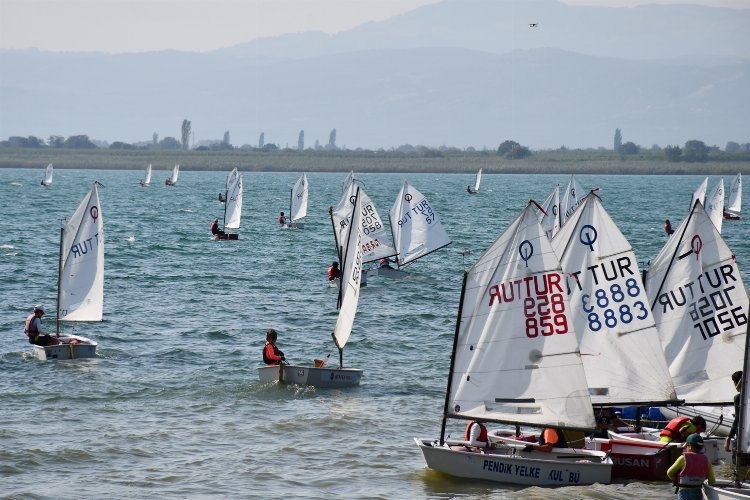 Bursa İznik Gölü’nde heyecan dolu yarış