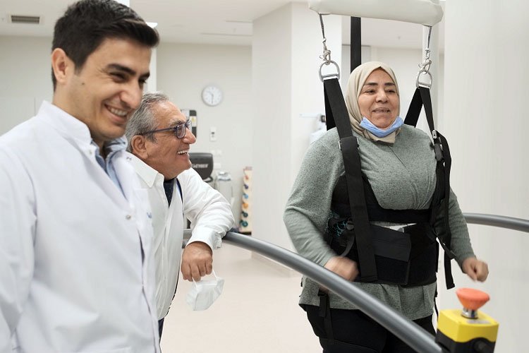 Kuveytli hasta Türkiye’de ‘robot’ desteğiyle yeniden doğdu