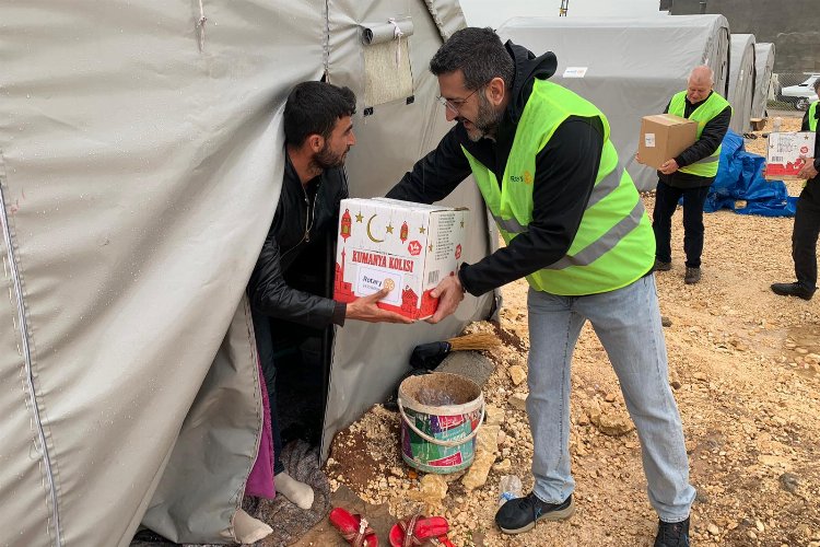 Rotary depremzedelere Ramazan yardım kolileri dağıtıyor
