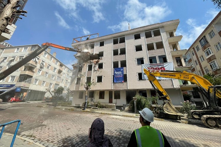 Yüksek riskli binalar yıkılıyor