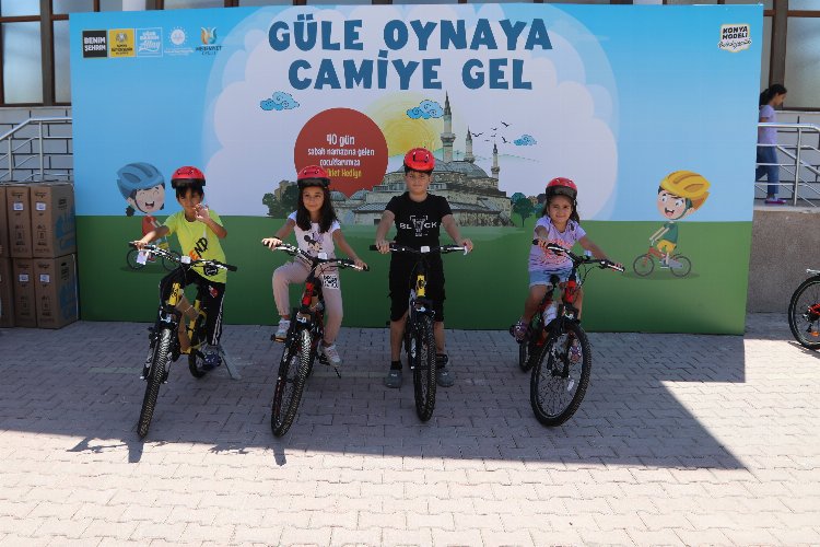 Konya’da camiye gelenler bisikletleri kaptı