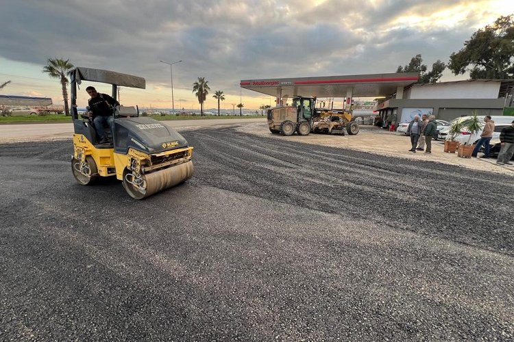 Hatay Büyükşehir’den üretim yollarına yeni asfalt