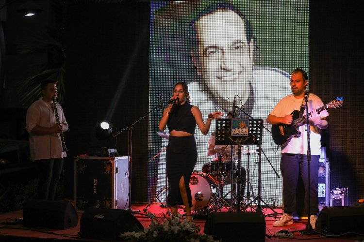 Narlıdere Yukarıköy’de ‘yaz’ konseri… Özkan Uğur da unutulmadı
