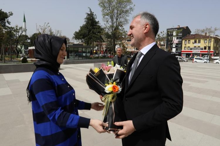 İnegöl Belediye Başkanı Alper Taban çiçeklerle karşılandı