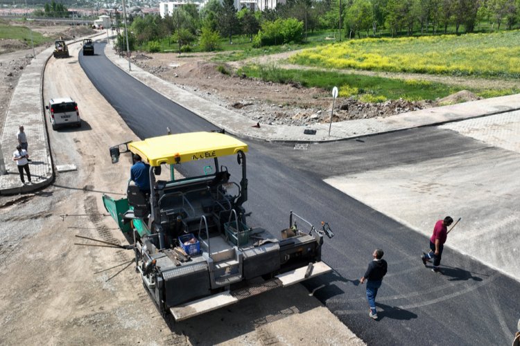 Sivas’ta Danişment Gazi TOKİ yolu yenileniyor