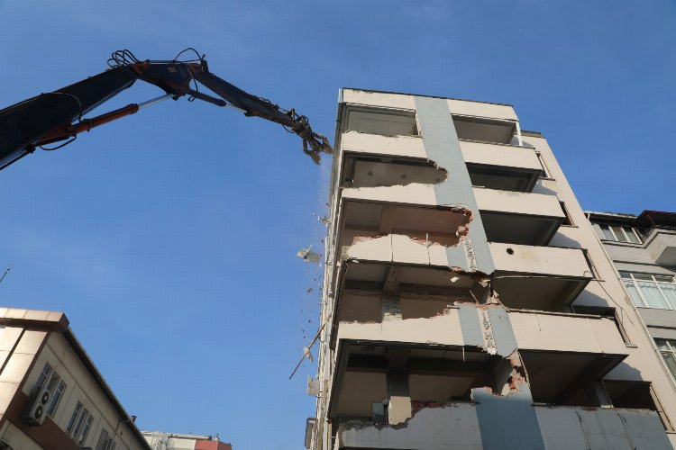 Kocaeli Büyükşehir Kınay İş Merkezi’ni yıkıyor