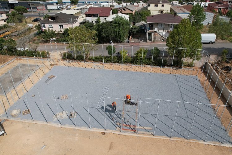 Çayırova’da yeni halı sahaların inşaatı sürüyor